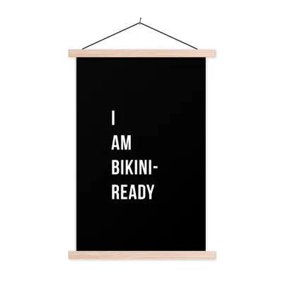 Produktbild von MuchoWow® Textilposter Ich bin bereit für den Bikini - Schwarz - Zitat 120x180 cm mit holzfarbenen Rahmen - Textil-Plakat