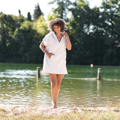 Produktbild von HOMELEVEL Poncho Damen Frottee - Badeponcho Badetuch aus 100% Baumwolle - Handtuch für Strand Sauna - Surf Poncho mit Kapuze - Bademantel für