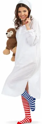 Frau im weißen Schlafwandler Kostüm mit Nachthemd, Zipfelmütze und Stoffteddy als Accessoire.