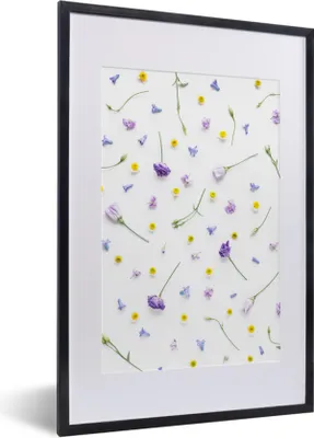 Produktbild von MuchoWow® MuchoWow® Gerahmtes Poster Blumen - Lila - Gelb 40x60 cm - Poster mit zchwarzem Bilderrahmen - Poster in Rahmen
