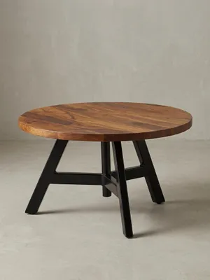 Design Wohnzimmertisch in 3/4-Ansicht, die massive 2,5 cm dicke Holzplatte und die geometrische Struktur des schwarzen Edelstahlgestells sind klar zu erkennen, Höhe 35 cm._#sku_BARWL6.536#