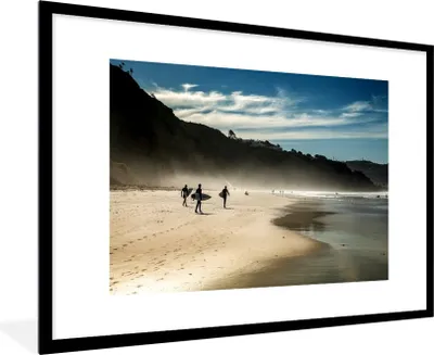 Produktbild von MuchoWow® Gerahmtes Poster Surfer am Strand 90x60 cm - Poster mit Schwarzem Bilderrahmen Wandposter Rahmen Foto Bilder - Wanddekoration - Fotos