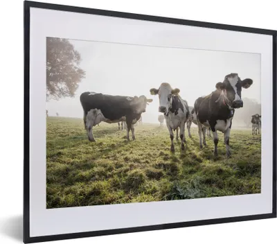 Produktbild von MuchoWow® MuchoWow® Gerahmtes Poster Kuh - Gras - Nebel 40x30 cm - Poster mit zchwarzem Bilderrahmen - Bilderrahmen - Poster im Rahmen