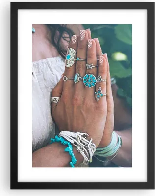 Produktbild von Gerahmtes Poster - Schwarzer Rahmen - Hände Schmuck Boho - 30x40 cm - Wand Bild - Wanddeko - Wandbilder - Kunstposter - Wandposter - Bilderrahmen - Bilder - Kunstdruck - P2BPA30x40-4412