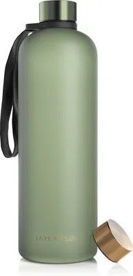 Produktbild von LARS NYSØM Trinkflasche 1,5l | Ultraleichte Tritan Sport Flasche, Kohlensäure geeignet | Ideal für Sport, Büro, Yoga | 2 Deckel inkludiert 1500ml Sage - Gold