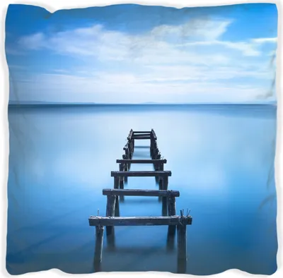 Produktbild von Wallario Premium Kissen, weiche Oberfläche, mit Motiv Rustikaler Holzsteg im blauen See, Größe: 40 x 40 cm, mit weißer Rückseite