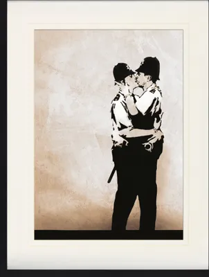 Produktbild von Banksy Gerahmtes Bild Mit Edlem Passepartout | Wand-Bilder | Im Bilderrahmen - Küssende Polizisten, Bobbies, Kissing Coppers (80 x 60 cm)