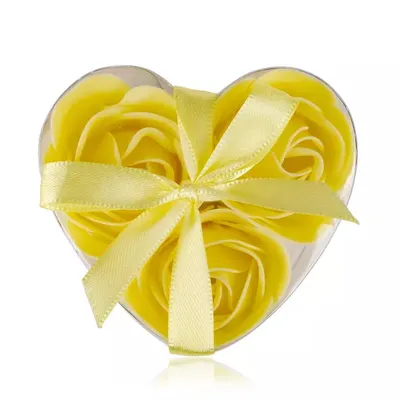 gelbe Baderosen in herzförmiger Geschenkbox