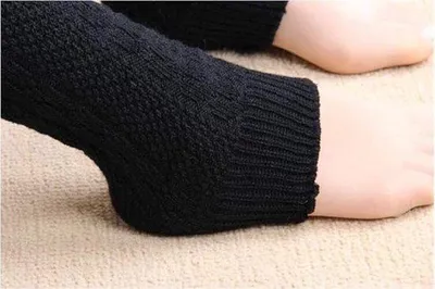 Produktbild von Famanu Wollene Beinwärmer 40 cm - Schwarz und Weiß, warm und elastisch, Einheitsgröße