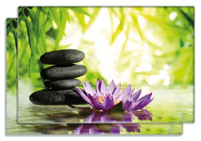 Produktbild von Wallario Frühstücksbrettchen 2er Set aus Glas, je 20 x 30 cm, mit rutschfesten Füßen, Motiv Steinstapel in schwarz mit Blumenblüte in lila