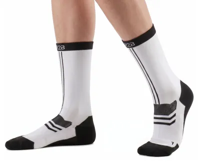 Produktbild von R2B Sport Kompression Socken Damen und Herren kurz - Lauf Socken in Weiss und Schwarz - Groesse L 42-45