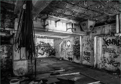 Produktbild von Wallario Fototapete Vliestapete, seidenmatte Oberfläche, einfache Verarbeitung, Größe 300 x 210 cm, Motiv Alte verlassene Fabrik in schwarz weiß mit Graffiti