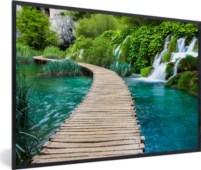 Produktbild von MuchoWow® Gerahmtes Poster Brücke - Wasser - Pflanzen - Wasserfall - Grün 60x40 cm - Poster mit Schwarzem Bilderrahmen Wandposter Rahmen Foto Bilder - Printing - Wanddeko Schlafzimmer