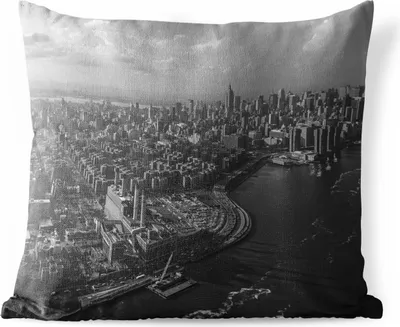 Produktbild von MuchoWow® Outdoor Kissen - Luftaufnahme von Manhattan, New York - schwarz und weiß - 50x50 cm - Wetterfest - Lounge Kissen - Komfortabel - Kissen mit Bild