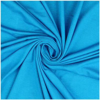 Drapiert gewickelter Bambus Viskose Jersey Stoff in Cyan zeigt den weichen Faltenwurf des elastischen unifarbenen Meterware-Stoffs.