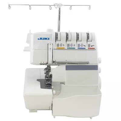 Produktbild von Juki Overlock- und Coverstich-Maschine MO-735 mit farbcodierten Fadenwegen und integriertem Abfallbehälter