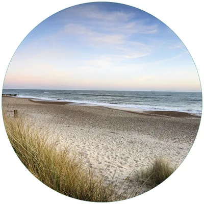 Produktbild von Wallario Premium Glasbild, freischwebende Optik, kräftige Farben, rund 50cm Durchmesser, Motiv Strandspaziergang im Urlaub an der Ostsee