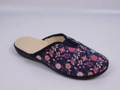 Produktbild von Damenpantoffeln ADANEX DIANA 29846, dunkelblau mit Blumenmuster, isoliert, Zehenkappe