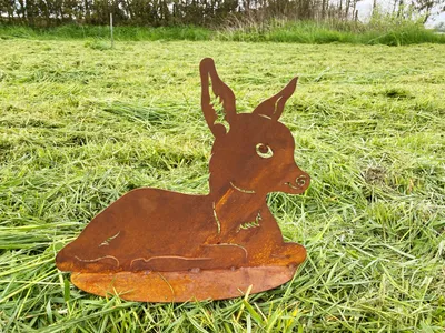 Produktbild von Rehkitz liegend auf Platte 32x37cm Edelrost Gartendeko Rost Metall Rostfigur REH Hirsch Kitz Tier