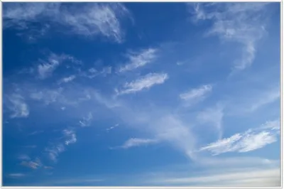Produktbild von Wallario Wandbild Blauer Himmel mit vereinzelten Wolken, Größe: 61 x 91,50 cm, Poster mit weißem Aluminiumrahmen