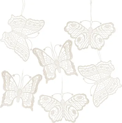 Productafbeelding van Boomversiering: Delicate vlinders gemaakt van Plauener kant, verkrijgbaar in een set van drie verschillende designs. Afmetingen: 1x6,5x0,1 cm. Nieuw