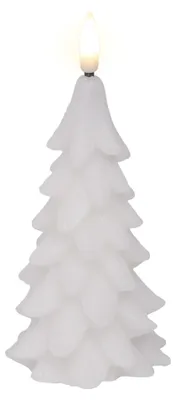 Eine weiße LED-Kerze in Form eines Weihnachtsbaums mit brennender künstlicher Flamme freigestellt auf einem weißen Hintergrund.