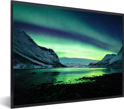 Produktbild von MuchoWow® Gerahmtes Poster Nordlicht - Norwegen - Eis - Gelb - Berg - Wasser - Schnee 40x30 cm - Poster mit Schwarzem Bilderrahmen Wandposter Rahmen Foto Bilder - Kunstposter - Wanddekorationen