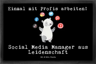 Produktbild von Mr. & Mrs. Panda Bodenvorleger Social Media Manager Leidenschaft 50 x 75 cm - Schwarz - Geschenk, Sauberlaufmatte, Schmutzfangmatte, Fussmatte, fußmatte, Gummimatte