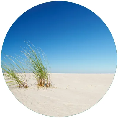 Produktbild von Wallario Premium Glasbild, freischwebende Optik, kräftige Farben, rund 50cm Durchmesser, Motiv Sandstrand unter blauem Himmel