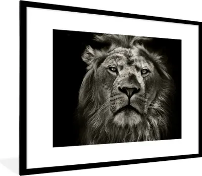 Produktbild von MuchoWow® Gerahmtes Poster Löwe - Tiere - Porträt - Wildtiere - Schwarz und weiß 80x60 cm - Poster mit Schwarzem Bilderrahmen Wandposter Rahmen Foto Bilder - Schlafzimmer-Dekorationen - Fotoposter