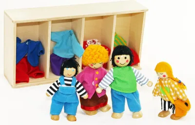 Produktbild von Puppenfamilie FREDA Biegepuppen Wechselkleider 4-teilig