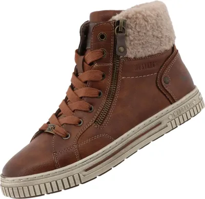 Das Bild zeigt einen braunen Freizeitschuh der von der Seite betrachtet wird. Der Schuh hat eine einfache und zeitlose Form mit einer leichten Sohle und ist aus einem strukturierten Material gefertigt.