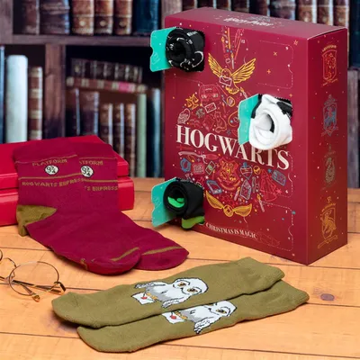 Produktbild von Kalendarz odliczający Paladone "Harry Potter - Skarpetkowy Kalendarz Adwentowy - 12 drzwi i 12 par skarpetek"