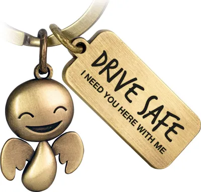 Produktbild von FABACH Schutzengel Schlüsselanhänger Happy mit Gravur - Niedlicher Auto Schlüsselanhänger mit Botschaft aus Metall für Autofahrer - Geschenk Glücksbringer Auto Führerschein - Drive Safe