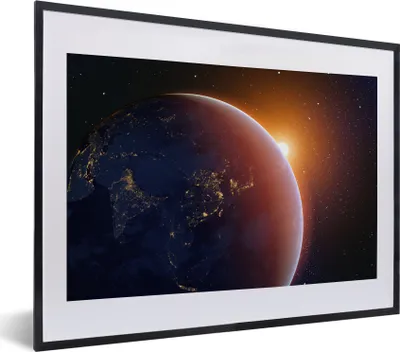Produktbild von MuchoWow® MuchoWow® Gerahmtes Poster Sonnenaufgang über der Erde 40x30 cm - Poster mit zchwarzem Bilderrahmen - Bilderrahmen - Poster im Rahmen