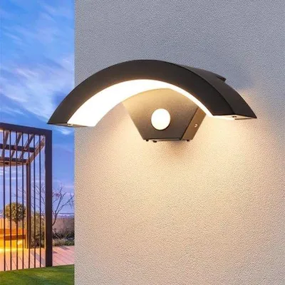 Produktbild von LED-Strahler für Außenbereiche mit Bewegungssensor, moderner Design, 24W, IP65 wasserdicht, für Terrassen und Gärten, warmweißes Licht.