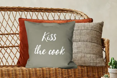 Produktbild von MuchoWow® Zierkissen Sofakissen Wohnzimmer Dekokissen 45x45 cm Zitate - Küss den Koch - Sprichwörter - Kuss - Schlafpolster - Polster für das Sofa