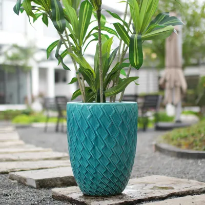 Produktbild von Großer Handgefertigter Keramik Pflanztopf, 42cm Durchmesser × 54cm Höhe, Glänzend Cyanblau mit Rautenmuster, atmungsaktiv, frostsicher