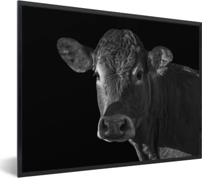 Produktbild von MuchoWow® Gerahmtes Poster Kuh - Tiere - Schwarz - Weiß - Porträt 80x60 cm - Poster mit Schwarzem Bilderrahmen Wandposter Rahmen Foto Bilder - Schwarzem - Mit Gestell
