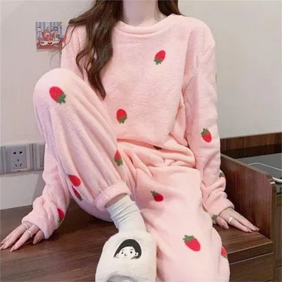 Produktbild von Famanu Pyjama Set 2-teilig - Erdbeer Pullover und Elastische Hose - Warme Fleece Pyjama für Herbst und Winter - One Size
