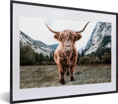 Produktbild von MuchoWow® Gerahmtes Poster Schottischer Highlander - Berg - Tiere 40x30 cm - Poster mit Schwarzem Bilderrahmen Wandposter Rahmen Foto Bilder - Bilderrahmen - Poster im Rahmen