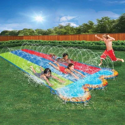 Obrázek produktu pro Zahradní trpaslík 685 cm se skluzavkou a 2 bodyboardy – letní vodní hračky s integrovaným postřikovačem