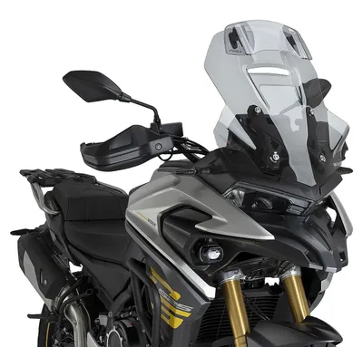 Imagen del producto de Deflector Puig para moto, modelo Touring, con visera, de 600 x 455 mm, con homologación ABE, compatible con Voge 525DSX y 625DSX, modelos de 2023 a 2026
