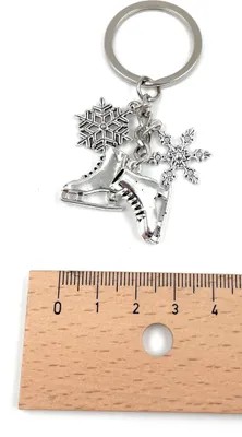Produktbild von Onwomania Schlittschuhe Schneeflocke Eisflocke Schlüsselanhänger aus Metall, Glücksbringer in Alu Geschenkbox, ideal zum Verschenken