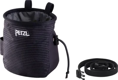 ergonomisch geformter Chalkbag von Petzl mit Kordelzug und abnehmbarem Gurt mit Klickverschluss