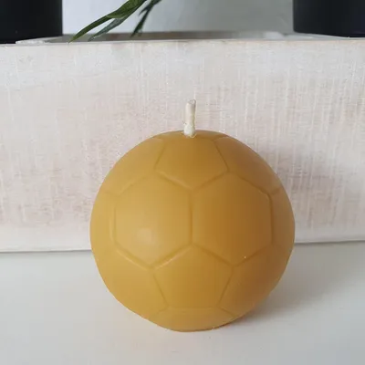 Produktbild von Bienenwachskerze Fußball Kerze 4 cm