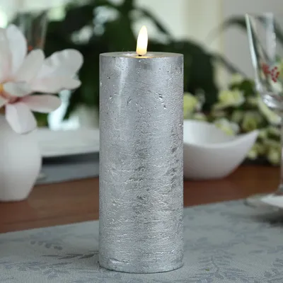 Produktbild von LED Kerze LINA - Rustik-Optik - Echtwachs - 3D Flamme - H: 19cm - D: 7cm - Timer - silber