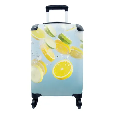 Produktbild von MuchoWow® Koffer Handgepäck Trolley Rollkoffer Kleine Reisekoffer mit 4 Rollen - Nahaufnahme von in Scheiben geschnittenen Zitronen und Limetten, die im Wasser spritzen - Cabin Size < 55x40x23 cm & 55x40x20 cm - Fotokoffer - Kabinenkoffer - Boardgepäck - Reise-Box - Reisekoffer - Reisegepäck - Koffer mit Bild - Trolley für Kinder
