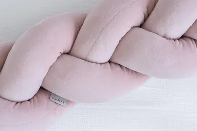 Produktbild von Geflochtene Bettschlange aus VELOURS SAMT 150 cm – Zugluftstopper, Bettumrandung, Dekokissen für Babybett & Wickeltisch, ROSA Velour