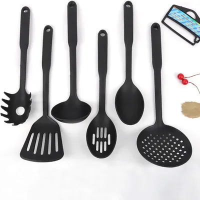 Produktbild von 6-teiliges schwarzes Kochutensilien-Set aus hitzebeständigem Silikon mit Antihaftbeschichtung, bestehend aus Spateln und Löffeln, geeignet für die Küche.